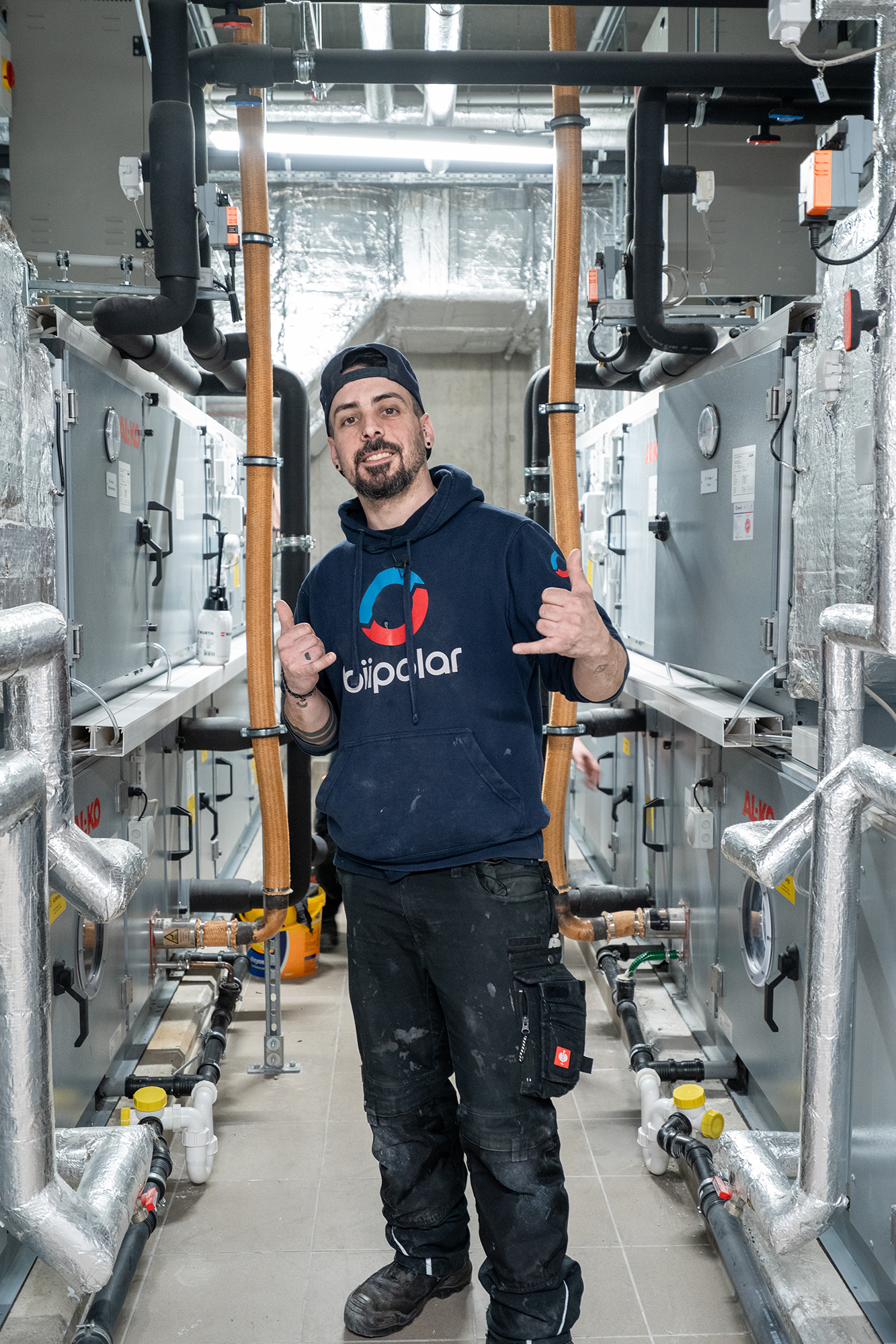 Mechatroniker bei Montage- und Wartungsarbeiten im Technikraum