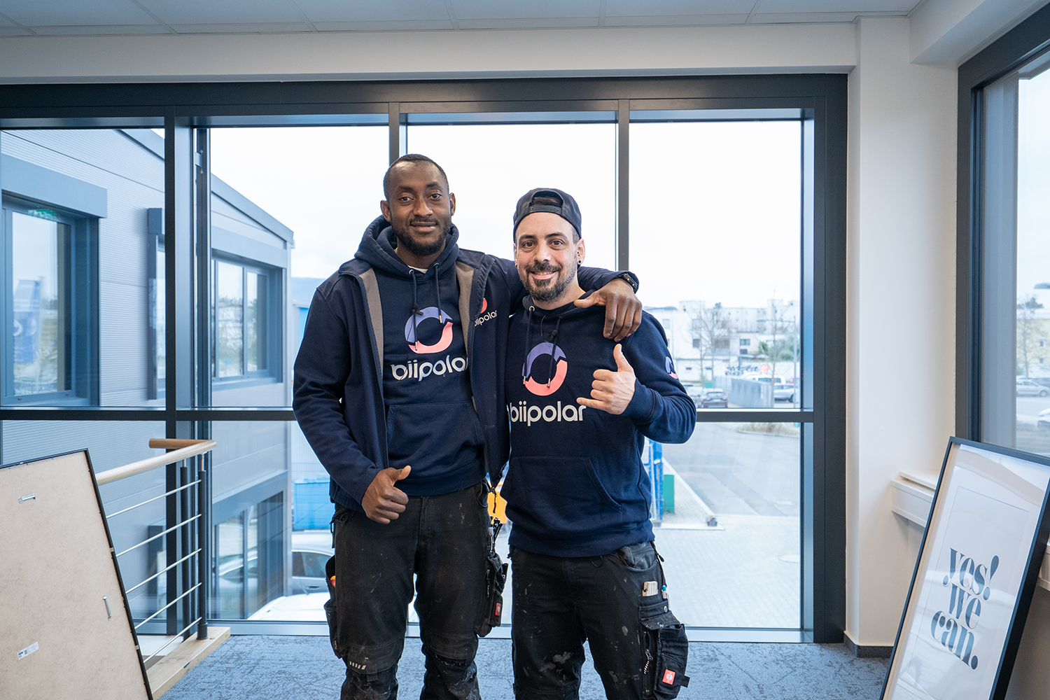 biipolar Team-Portrait – Kolleginnen und Kollegen im Büro