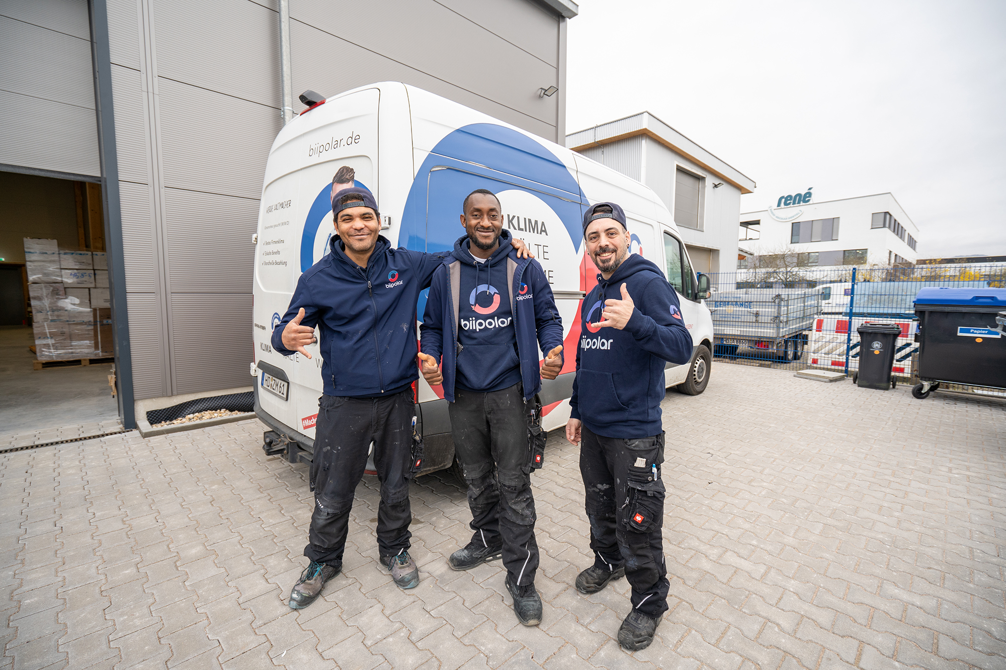 biipolar Team vor dem Firmenfahrzeug in Heidelberg
