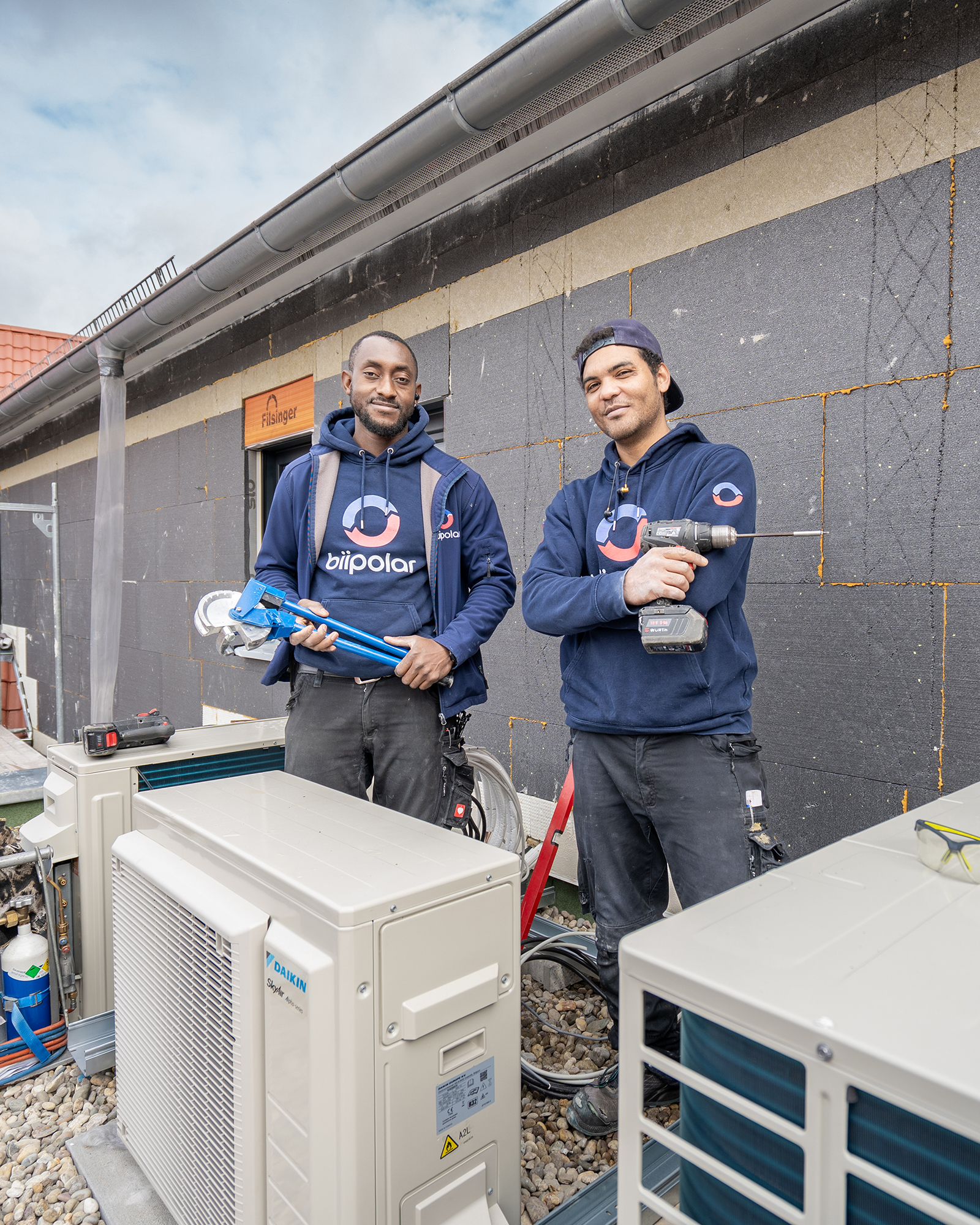 Kälteanlagenbauer bei der Arbeit an einer Klima- und Kältetechnik-Anlage